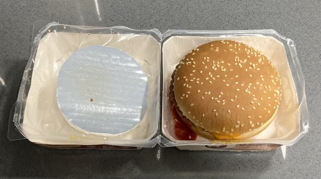 La hamburguesa dentro de la caja