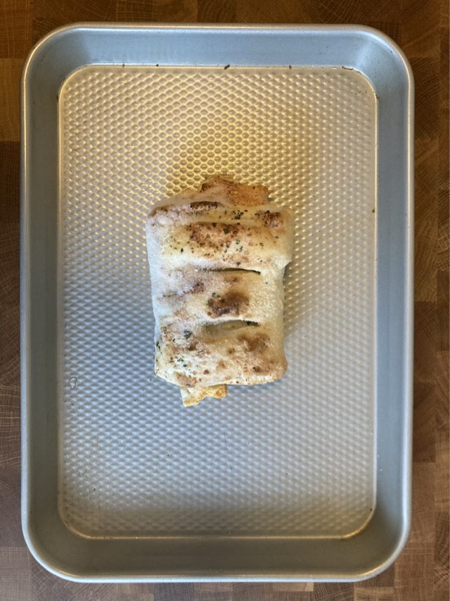 Stromboli congelado sobre la bandeja del horno